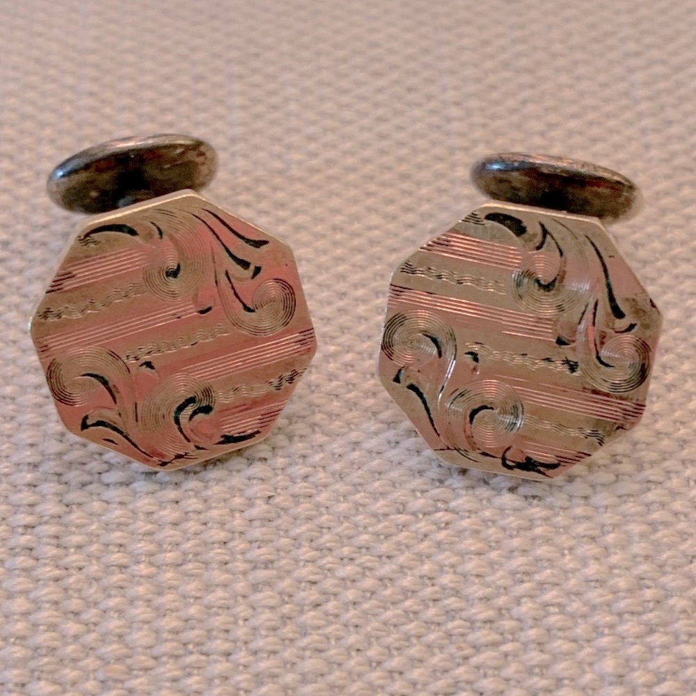 Men’s vintage gold tone cuff links!